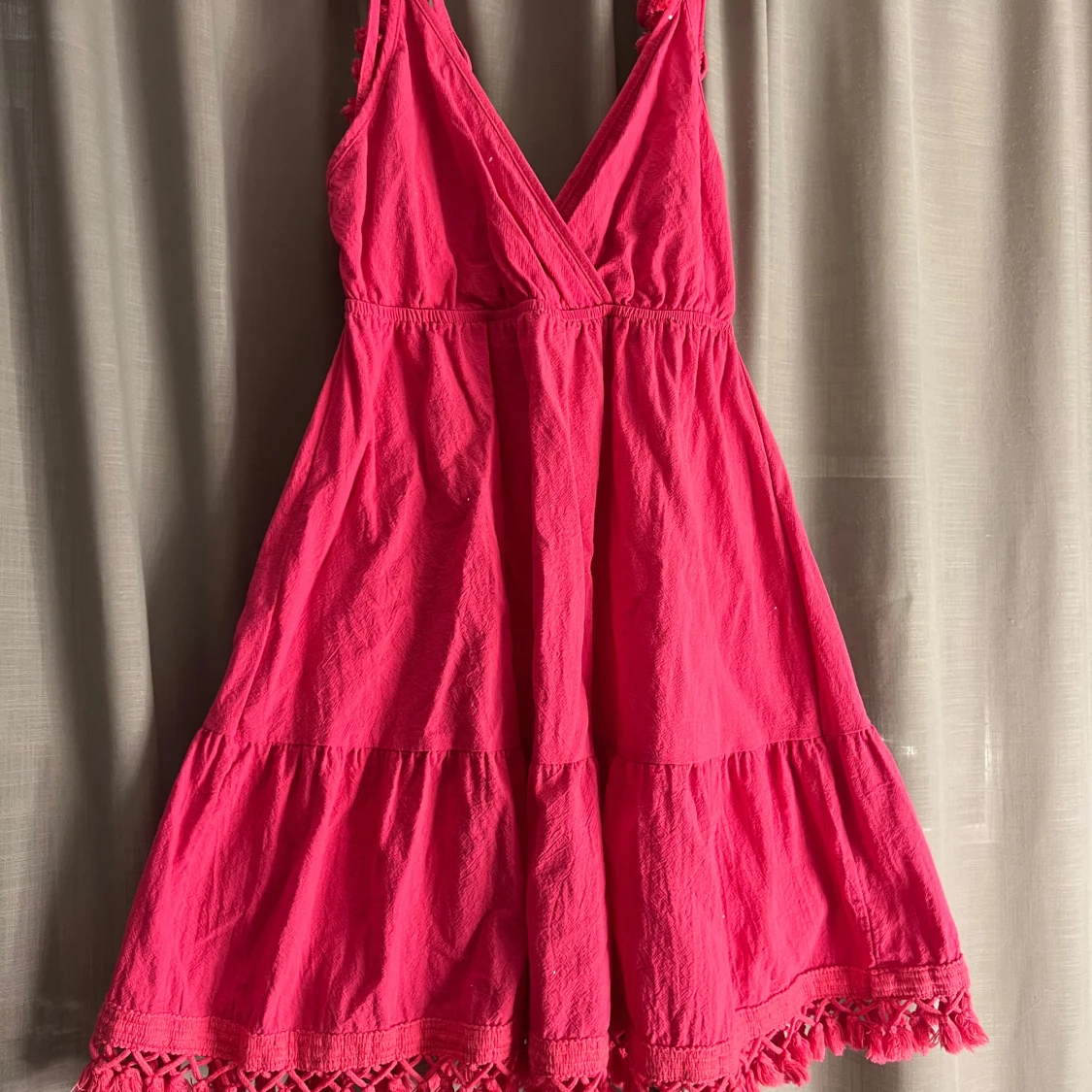 Rosa sommarklänning med spetsdetaljer