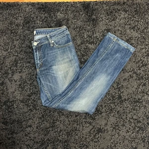 Acne Studios Jeans - Tjena! Säljer nu ett par acne studios jeans i storlek 31/32. OBS! jeansen är uppsydda så dem passar som 31/28. 70 cm innerbenslängd och 40 cm breda. Acne märket på baksidan är lite slitet men inget som man tänkte på. Du kan få båda mina Acne jeans på min profil för 599. Men dem här kostar enkilt 299. Nypris 2500. Pris kan diskuteras och skriv gärna om ni har några frågor!😊