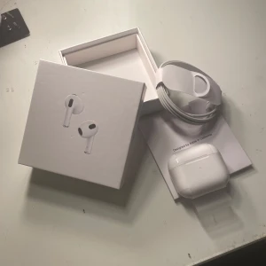 Airbuds smart hörlurar  - Hej , jag säljer smart hörlurar som är helt oanvända , jag fick dom också som present men inte behöver eftersom att jag redan har andra par hörlurar. Eftersom att dom också har legat här väldigt länge så känner jag att dom borde säljas. Intresserad? Tveka inte , det är bara att höra av sig , frakt är möjligt . Mvh Adam