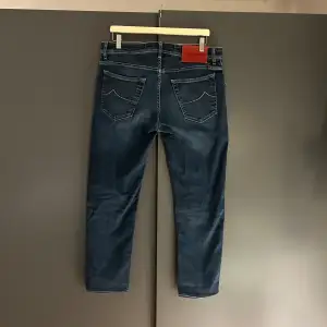 | Tvär feta Jacob Cohën jeans i riktigt bra skick! | | Modellen är 187 cm, 83 kg | | Byxorna går att äkthetsbevisa genom qr koden, nypris 5000kr! | | Storlek W35 men sitter som W34, sitter kort så be om mått! | | Vid ytterligare intresse - Dm🙌🏻🤝|