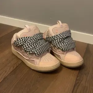 Säljer ett par unika rosa sneakers med coolt svartvitt zigzag-mönster på snörningen. Skorna har en bekväm och stabil sula, perfekt för vardagsbruk. De är i bra skick och redo för nya äventyr. Passar perfekt även som vinterskor. Skriv gärna om ni är intresserade 💞