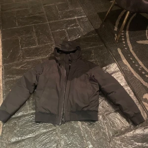 Sail Racing black ice down vinter jack - Den är i mycket bra skick inga hål.  Betalning Swish 