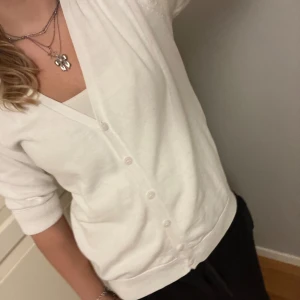 Vit kortärmad kofta - Såå söt och snygg kofta med knappar🩷lappen är borta men skulle gissa att det är en stl S/M
