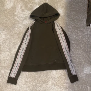 GANT Hoodie  - Gant Hoodie i storlek XS/S. Säljer pågrund av att den inte används. Killstorlek och helt oanvänd Inte några slitna delar eller hål så vidare jag sett. Tror inte den går att köpa längre men är inte helt säker. Skriv såklart privat om ni har några frågor!