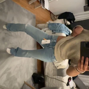 Lågmidjade jeans - Superfina lågmidjade ljusblå jeans från Gina Young! Används inte längre o är i superfint skick❤️❤️