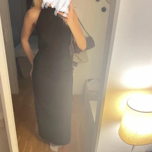 Svart långklänning - Superfin halterneckklänning. Använd 1 gång, jättebra skick. Öppen rygg och går ner till fötterna på mig som är ca 175. Perfekt för bal. Lånade bilder💘