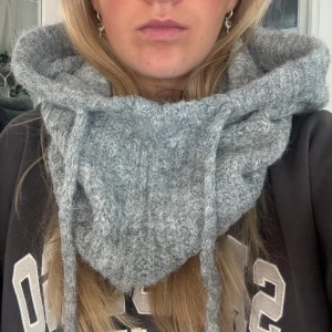 Grå balaklava  - Så snygg och eftertraktad grå balaklava med prislappen kvar❣️otroligt skönt och mysigt material!