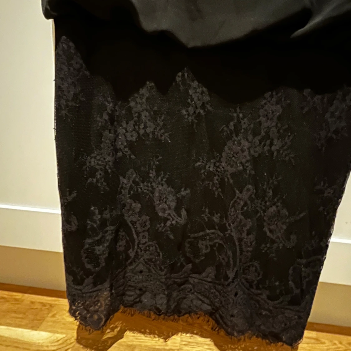 Svart klänning med spetsdetaljer - 91