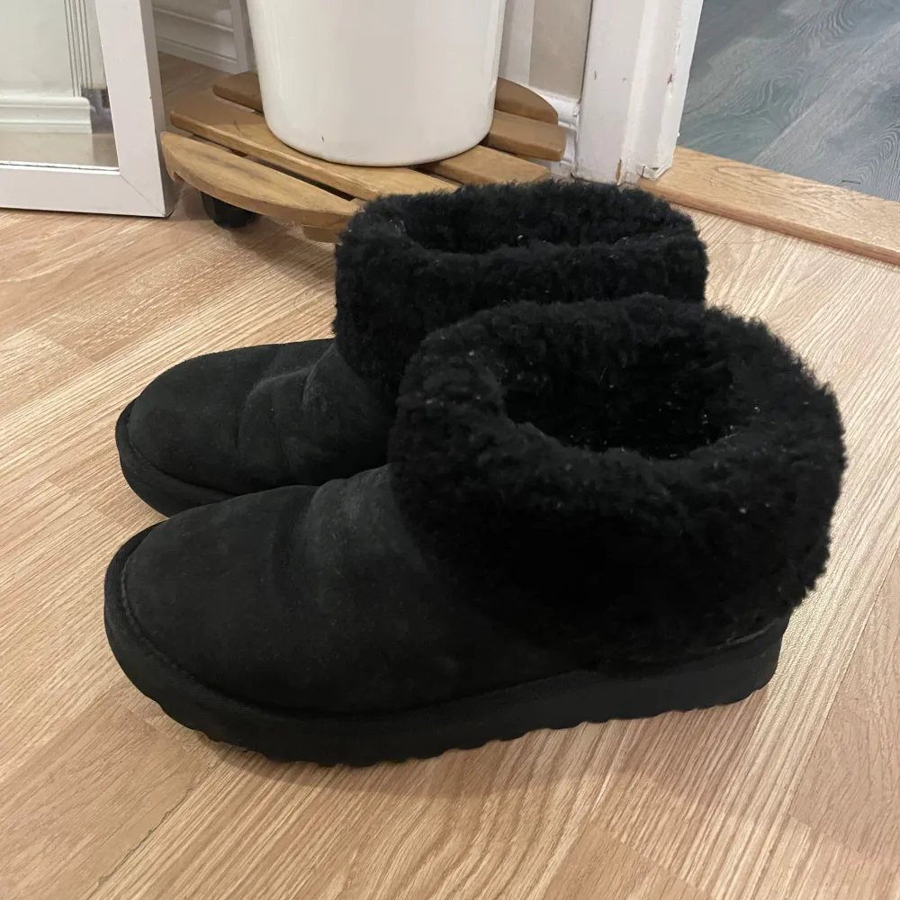 Mysiga svarta boots från UGG i bra skick. De har en fluffig pälsdetalj runt kanten. Perfekta för kalla vinterdagar💞. Skor.