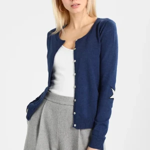 Mörkblå kofta med stjärndetaljer - Säljer en mörkblå kofta med vita stjärnor på ärmarna. Den har långa ärmar och knäpps med vita knappar framtill. Koftan är i bra skick och supermjuk. Kontakta mig om du har fler frågor 😊