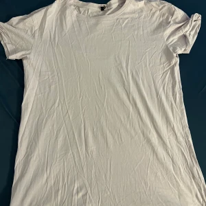 T-shirt - Vanlig lilla t-shirt kanske mer översize. Färg syns inte så bra på bilden, användt knapt men den är skönt.