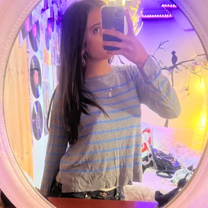 Grå och blå randig tröja - Säljer en tunn men supermysig grå och blå randig tröja från Zara. Den är perfekt för både höst och vår med sina långa ärmar och mjuka material. Tröjan har en normal passform och är otrolig skön att ha på sig 💙 Skriv för fler frågor! Pris kan alltid diskuteras🥰