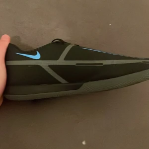 Innomhusfotbollskor - Tja, Jag säljer ett par innomhus skor som jag andvänt 4-5 gånger. Fungerar utmärkt 