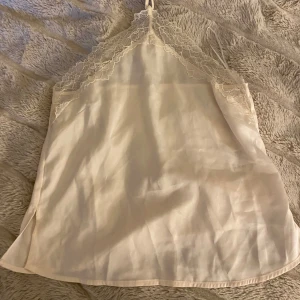 Fin topp - Jätte fint topp i siden som är öppen i ryggen och snörerna knyter man runt halsen🤍