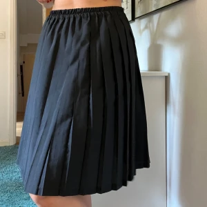 Svart kjol - Svart, knälång och veckad kjol. Frakt tillkommer på 58kr 🫶🏻