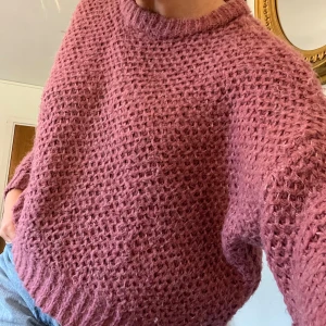 Gammalrosa stickad  - Gammalrosa stickad tröja. Frakt tillkommer på 58kr 