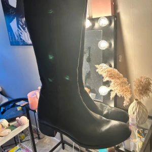 Höga stövlar  - Säljer dessa skitsnygga stövlar, har aldrig kommit till användning. De är i storlek 40 men passar en 39 då jag är en 39a 🩷