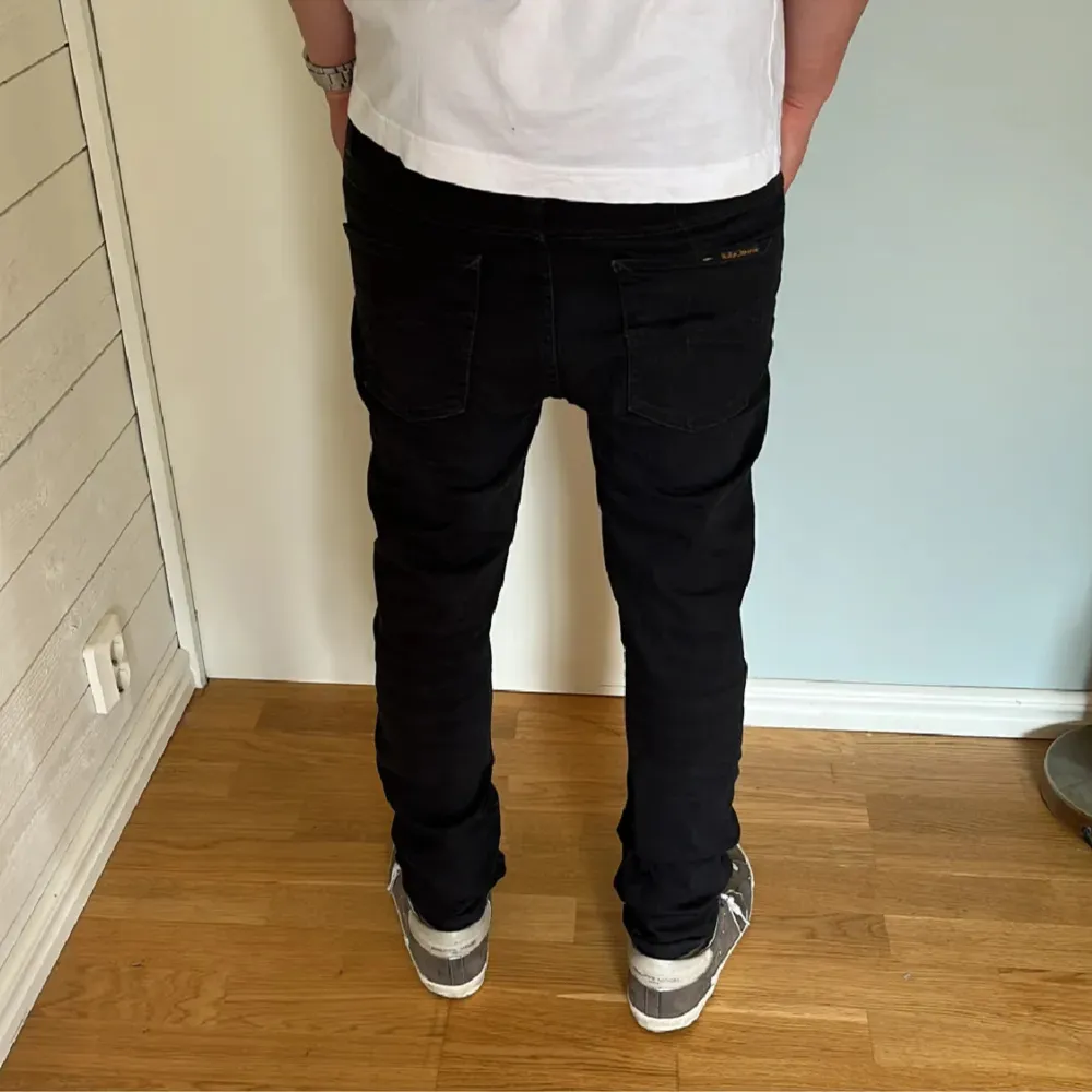 Säljer dessa för dom är för små för mig, inte jag i bilden. Modellen är 177 och väger 69kg. Storlek:29/32. För fler frågor kom privat . Jeans & Byxor.