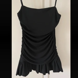 Klänning  - Svart snygg klänning från Zara, strl 38💕