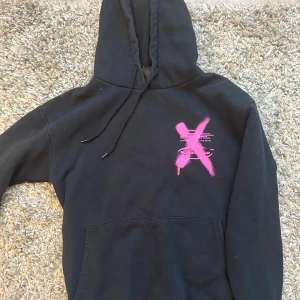 hoodie  - fin hoodie med coolt tryck på framsidan och baksidan!