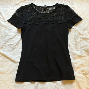 Spets tshirt - Säljer denna svarta tshirt med gullig spets längst upp, storlek s men passar nog m med, perfekt till hösten😍