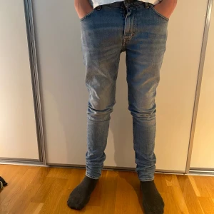 Tiger of Sweden jeans evolve - Säljer de här tiger of Sweden jeansen i modellen evolve. De är W28 L32. Personen på bilden är 170 men de är lite för stora.