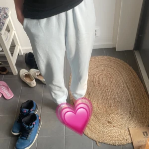 Blåa mjukisbyxor  - Mysiga mjukisbyxor från Gina. Använda fåtal gånger och i bra skick. Väldigt mjukt material inuti 💕💕