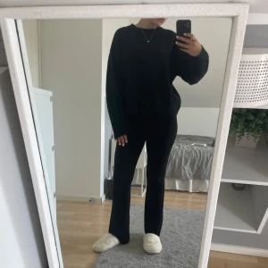 Svart stickad tröja - Stickad tröja från h&m, ganska använd men ser fortfarande fin ut. Ganska tunnt materia och är liten i storleken, passar någon som är xs/s/m💕.