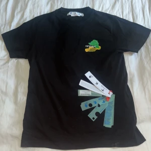 Off-White T Shirt - Det är synd att ja ska sälja denna snygga off white tröja nu, även om det inte är super använd. Väldigt snygga tryck och bra passform för dig som är 180-185 eller bär strl S-M. Men jag är i behov av pengar så denna godigen från gå vidare. Nypris 4700