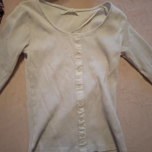 Tröja - Köpte tröjan på ullared men den har bara legat i garderoben så den är helt i nyskick.