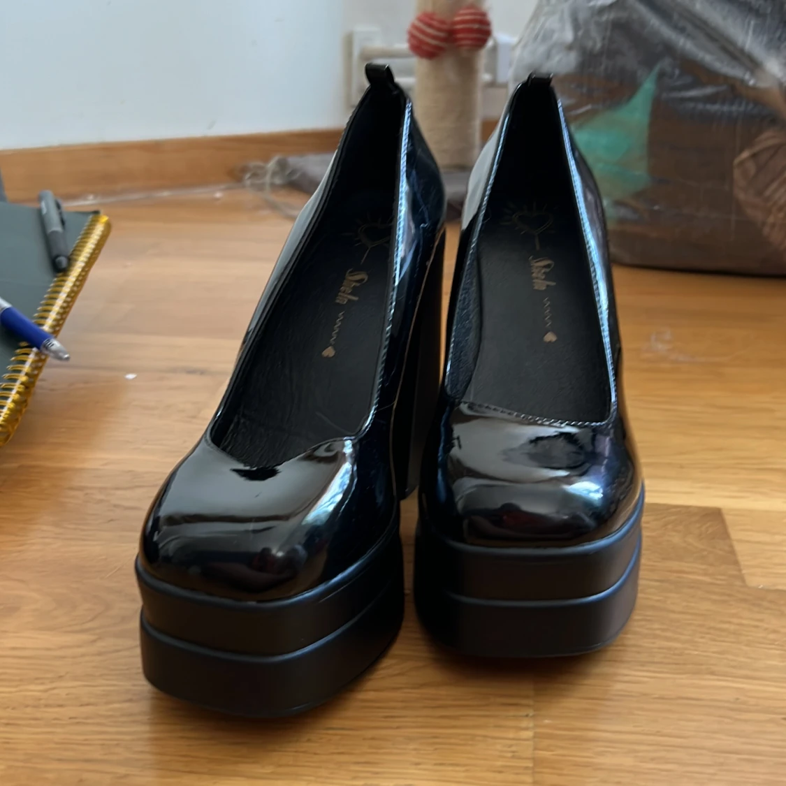 Svarta lackpumps med platå