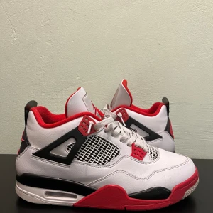 Jordan 4 Fire Red - Skick: 7/10  Små skador på utsidan av skorna men inte speciellt synliga. 