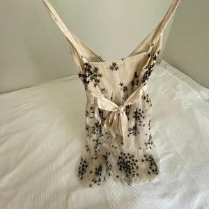 Festklänning - Så söt festklänning från Brooker!! Blixtlåset är i okej skick, funkar men kan vara lite struligt ibland. Annars fint skick!!