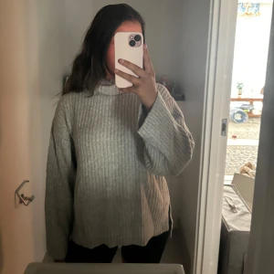 Grå stickad tröja från gina🩶 - Det är en varm polotröja från Gina. Med en slits 🩶