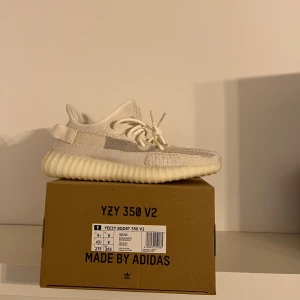 Yeezys Boost 350 v2 Bone - säljer mina yeezys som är o Nyskick, (Endast testade vid ett tillfälle) 