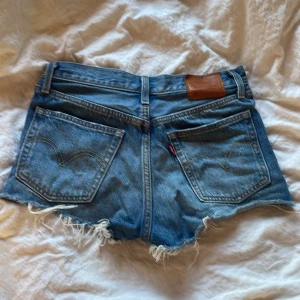 Levis jeansshorts  - Säljer dessa jättesnygga Levis shortsen då dem är för små för mig! Har inte använt jättemycket då dem är väldigt tajta för mig. Är i storlek W25 och köpta här på Plick. Säljer för 150kr