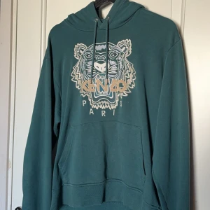 Kenzo hoodie  - Kenzo tröja grön.  Använd så gott som ny  Kvitto och tags kvar från NK Stockholm 