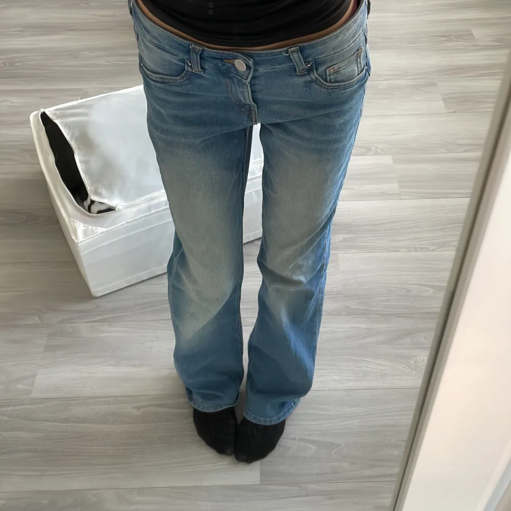 Säljer dessa fina lowrise bootcut jeansen ifrån H&M!! Midjemått- 36 cm rakt över och innerbenslängden är 76 cm💞 pris kan diskuteras!!. Jeans & Byxor.