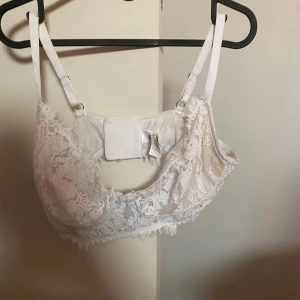 Vit spets-bh från Cubus - Säljer en superfin vit spets-bh från Cubus. Den har justerbara axelband och en vacker spetsdesign som ger en romantisk känsla. Perfekt för både vardag och speciella tillfällen. Storlek 85E. Sen är det några små fläckar på axelbanden. Hör gärna av er vid frågor eller fler bilder💕