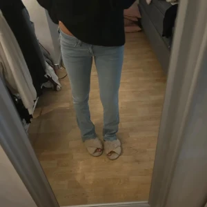 Lågmidjade hollister jeans - Säljer dessa as snygga Lågmidjade hollister jeans❤️