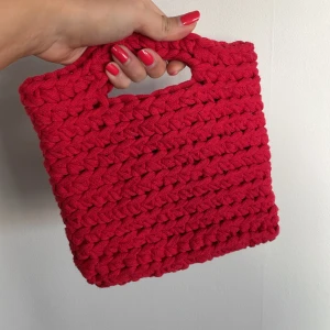 Virkad väska - Röd - Handgjord väska virkad i slittåligt ekologiskt bomullsgarn.  Mått: 19x18 cm