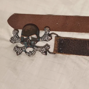 dödskalle bälte  - Coolt dödskalle bälte med rhinestones. Bältet är 96 centimeter. Skriv om ni har funderingar!💋