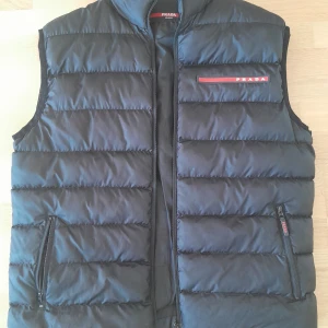 Prada väst - Prada väst, begagnad med i bra skick. Innerficka lite trasig med går att laga för den händige.