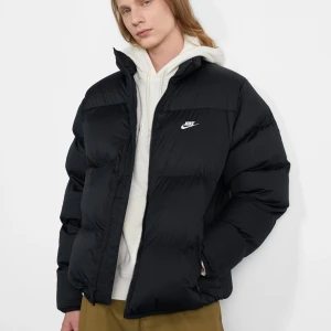 Nike Puffer Jacket - Säljer nu min varma och sköna puffer jacket från Nike. Skicket är 10/10 då jag fick den helt ny förra vintern och användes ett fåtal gånger bara så den är så gott som ny👍🏻 Köpt på Zalando för 2,5k mitt pris 1,5k Bara att du skickar dm vid fråg 