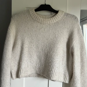 Stickad tröja - Används inte längre, finns spår av smink vid halsen på insidan därav priset. 