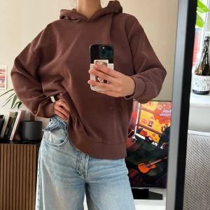 Brun hoodie från Gina Tricot  - Storlek L, jag har storlek S/M men använder det som en oversized hoodie. Fin färg och ok bra skick, passar super nu till hösten.