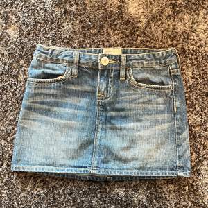 Säljer en supergulliga jeanskjol från gap jeans i storlek 10, skulle säga att den passar för 146/152. i nyskick. gratis frakt i 7 dagar💕