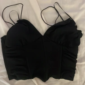 Svart detaljerat linne - Nyskick, köpt från bikbok men aldrig använt, storlek S, sitter bra