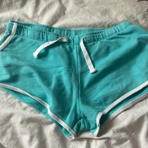 Ljus blå korta shorts - säljer ljus blå sjorts i storlek M. shortsen har blivit använd par gånger men är i bra form, shortsen är också lite kortare än vanligt o är ifrån New yorker.