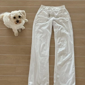 Juicy Couture Classic Velour Del Ray Pant - Säljer mina fina juicy coture mjukisbyxor i modellen Classic Velour Del Ray Pant i Vitt. Som nyskick! Storlek XS💕FRI FRAKT❣️